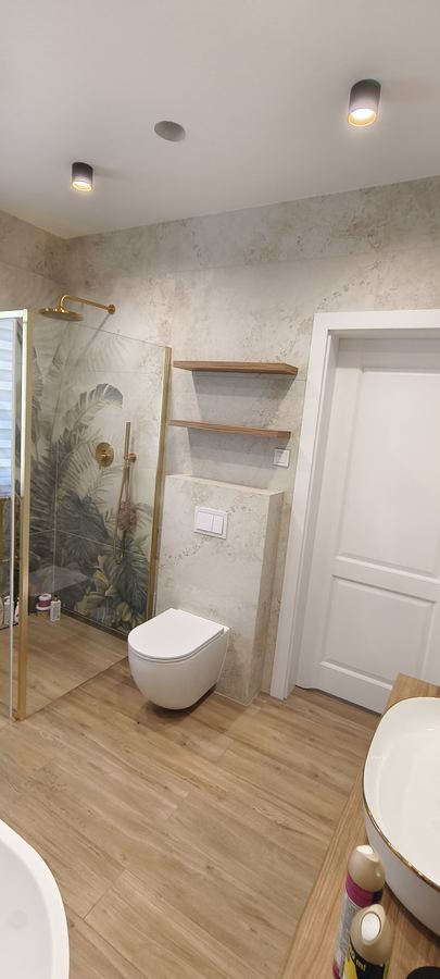 Łazienka — zabudowa stelaża, półki dębowe i prysznic walk-in — realizacja K&B Meble Na Wymiar