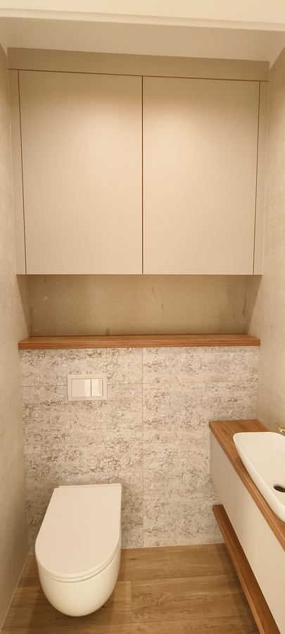 Toaleta — zabudowa nad WC i półka dębowa — realizacja K&B Meble Na Wymiar