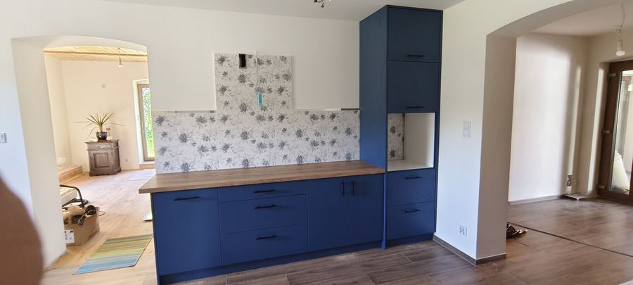 Kuchnia w granacie z kwiatowym fartuchem — realizacja K&B Meble Na Wymiar